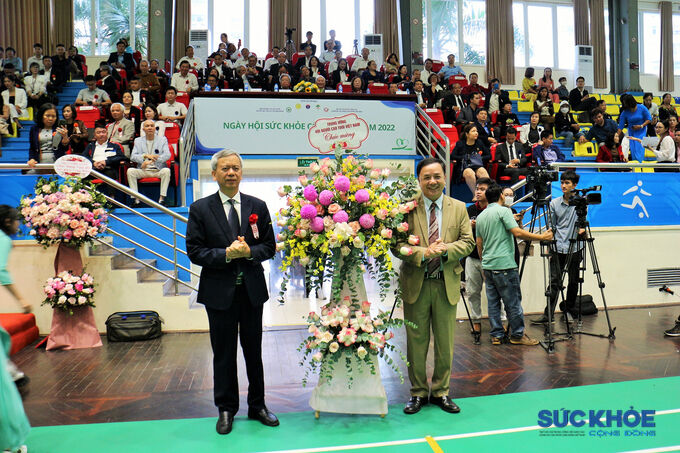Trung ương Hội NCT Việt Nam tặng hoa chúc mừng
