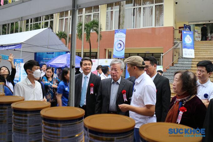 Chủ tịch Hội GDCSSKCĐ Việt Nam Nguyễn Hồng Quân cùng các đại biểu tham quan gian hàng của Công ty cổ phần dinh dưỡng Nutricare
