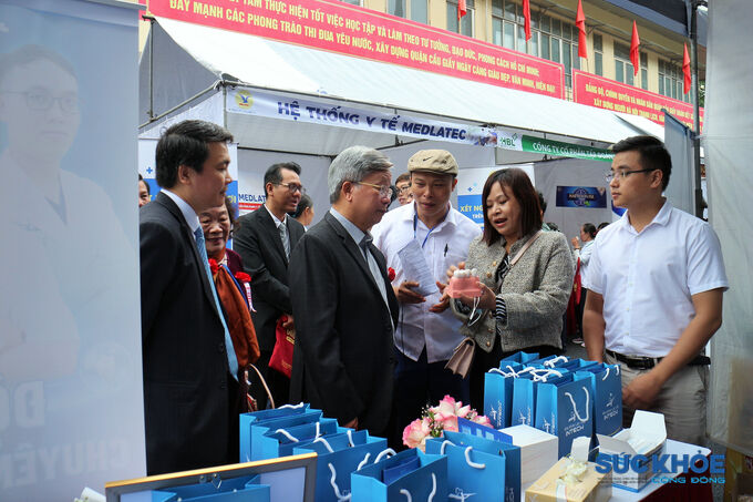 Chủ tịch Hội GDCSSKCĐ Việt Nam Nguyễn Hồng Quân cùng các đại biểu tham quan gian hàng của Nha khoa Lạc Việt Intech