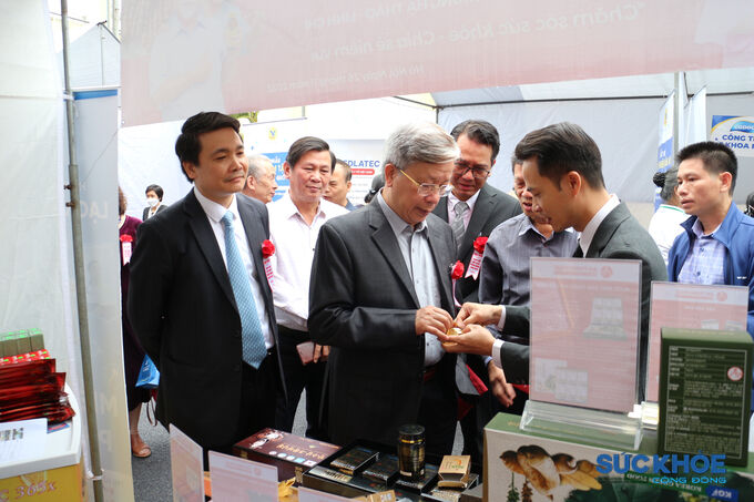 Chủ tịch Hội GDCSSKCĐ Việt Nam Nguyễn Hồng Quân cùng các đại biểu tham quan gian hàng của Công ty CP Đầu tư TMDV Xuất nhập khẩu An Thịnh Phát