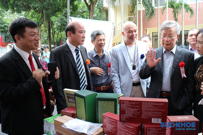 Chủ tịch Hội GDCSSKCĐ Việt Nam Nguyễn Hồng Quân cùng các đại biểu tham quan gian hàng của Công ty STC toàn cầu