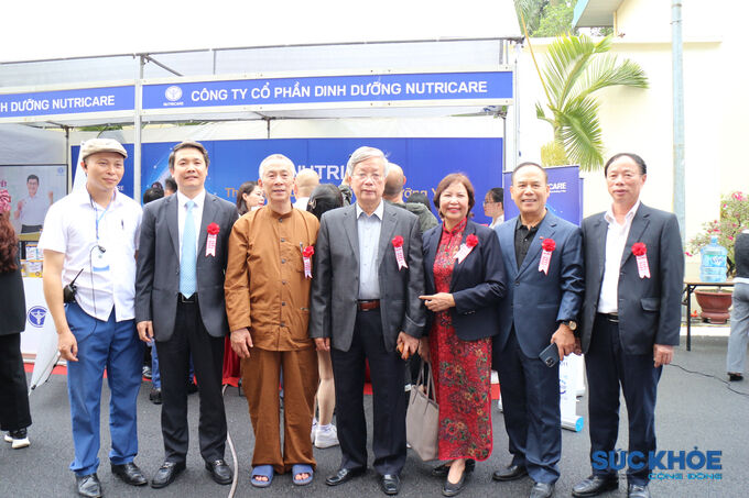 Chủ tịch Hội GDCSSKCĐ Việt Nam Nguyễn Hồng Quân cùng các đại biểu tham quan các gian hàng triển làm tại Ngày hội