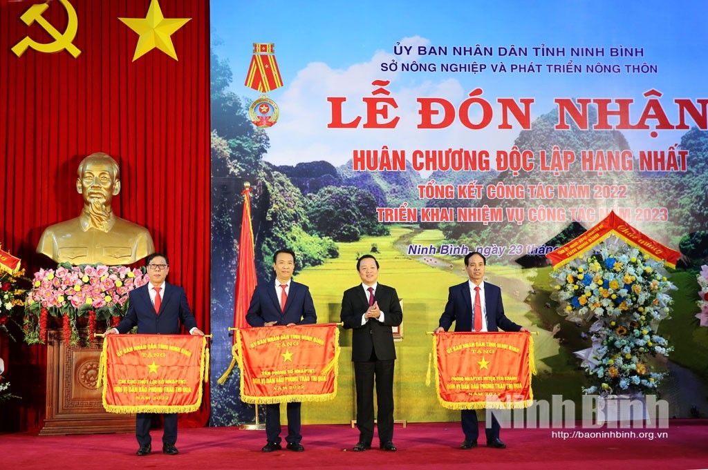 Đồng chí Phạm Quang Ngọc, Phó Bí thư Tỉnh ủy, Chủ tịch UBND tỉnh trao cờ thi đua của UBND tỉnh cho các tập thể có thành tích xuất sắc.