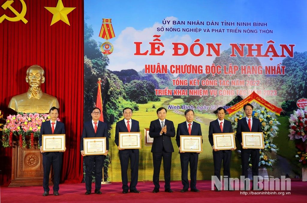 Đồng chí Nguyễn Hoàng Hiệp, Thứ trưởng Bộ Nông nghiệp và Phát triển nông thôn tặng bằng khen của Bộ Nông nghiệp & PTNT cho các tập thể, cá nhân có thành tích xuất sắc.