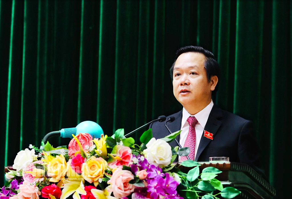 Đồng chí Phạm Quang Ngọc, Phó Bí thư Tỉnh ủy, Chủ tịch UBND tỉnh trình bày Báo cáo tóm tắt tình hình thực hiện kế hoạch phát triển kinh tế - xã hội năm 2022; phương hướng, nhiệm vụ năm 2023.