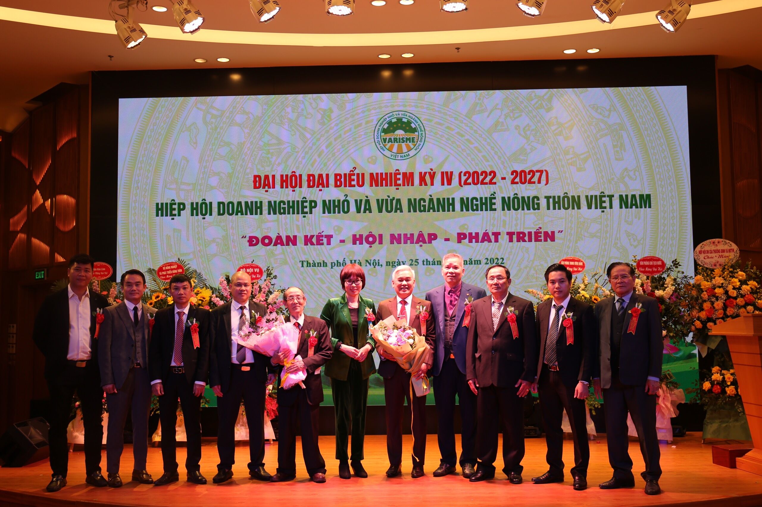 Ra mắt Ban Thường vụ mới của Hiệp hội Doanh nghiệp nhỏ và vừa ngành nghề nông thôn Việt Nam nhiệm kỳ IV.
