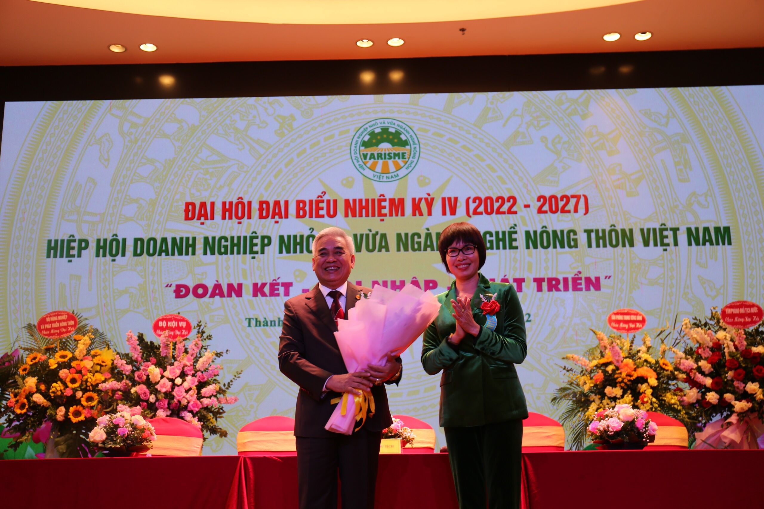 Đồng chí Nguyễn Thị Tuyết Mai tặng hoa cho Chủ tịch nhiệm kỳ mới.