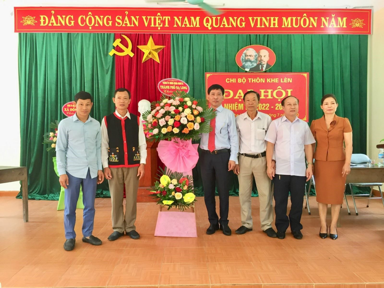 Đồng chí Chủ tịch UBND thành phố Hạ Long tặng hoa chúc mừng Đại hội.