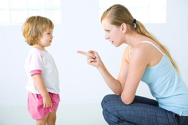 Trẻ thiếu kiên nhẫn trong giao tiếp, thường xuyên cướp lời có thể là biểu hiện chứng tăng động ở trẻ