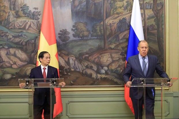 Vietnamese Foreign Minister Bui Thanh Son (L) and his Russian counterpart Sergei Lavrov at the joint press conference following their talks in Moscow on September 28 (Photo: VNA)
