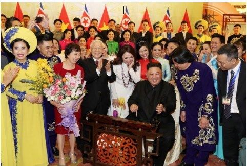 Đàn bầu là một loại nhạc cụ truyền thống độc đáo của người Việt Nam, được nhiều bạn bè quốc tế yêu thích. Chủ tịch Triều Tiên Kim Jong-un đã từng chơi thử nhạc cụ này trong chuyến thăm hữu nghị chính thức Việt Nam, tháng 3/2019.