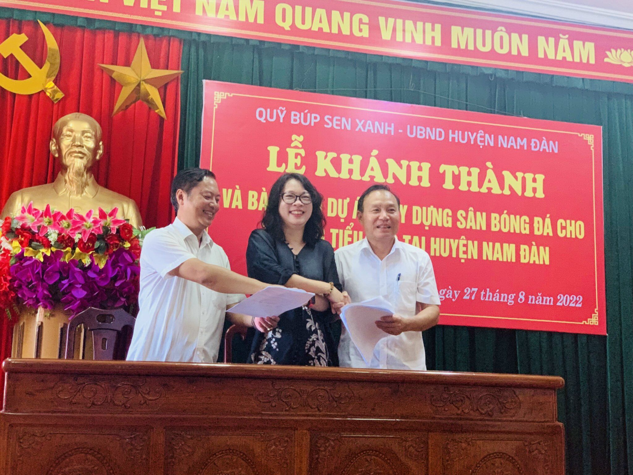 Bà Hồ Thị Thu Hương - Giám đốc quỹ Búp Sen Xanh dự Lễ khánh thành và bàn giao dự án