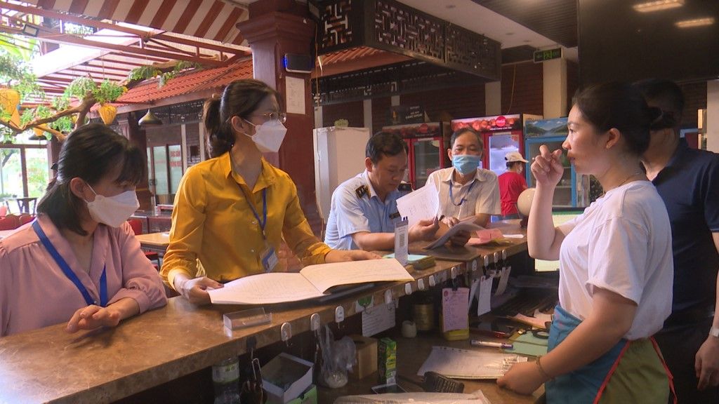 Đoàn kiểm tra liên ngành TP Hạ Long kiểm tra tại nhà hàng trên địa bàn thành phố. Ảnh: Báo Quảng Ninh.