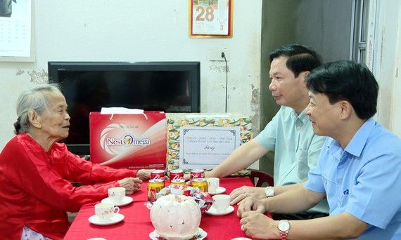 Đồng chí Phó Chủ tịch Thường trực UBND tỉnh đến thăm, tặng quà cụ Đỗ Thị Phin, thị trấn Yên Thịnh, huyện Yên Mô.