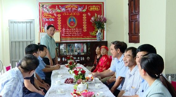 Đồng chí Phó Chủ tịch Thường trực UBND tỉnh và Đoàn đến thăm, tặng quà cụ Lê Thị Dị, thôn Lộc, xã Yên Thành, huyện Yên Mô.