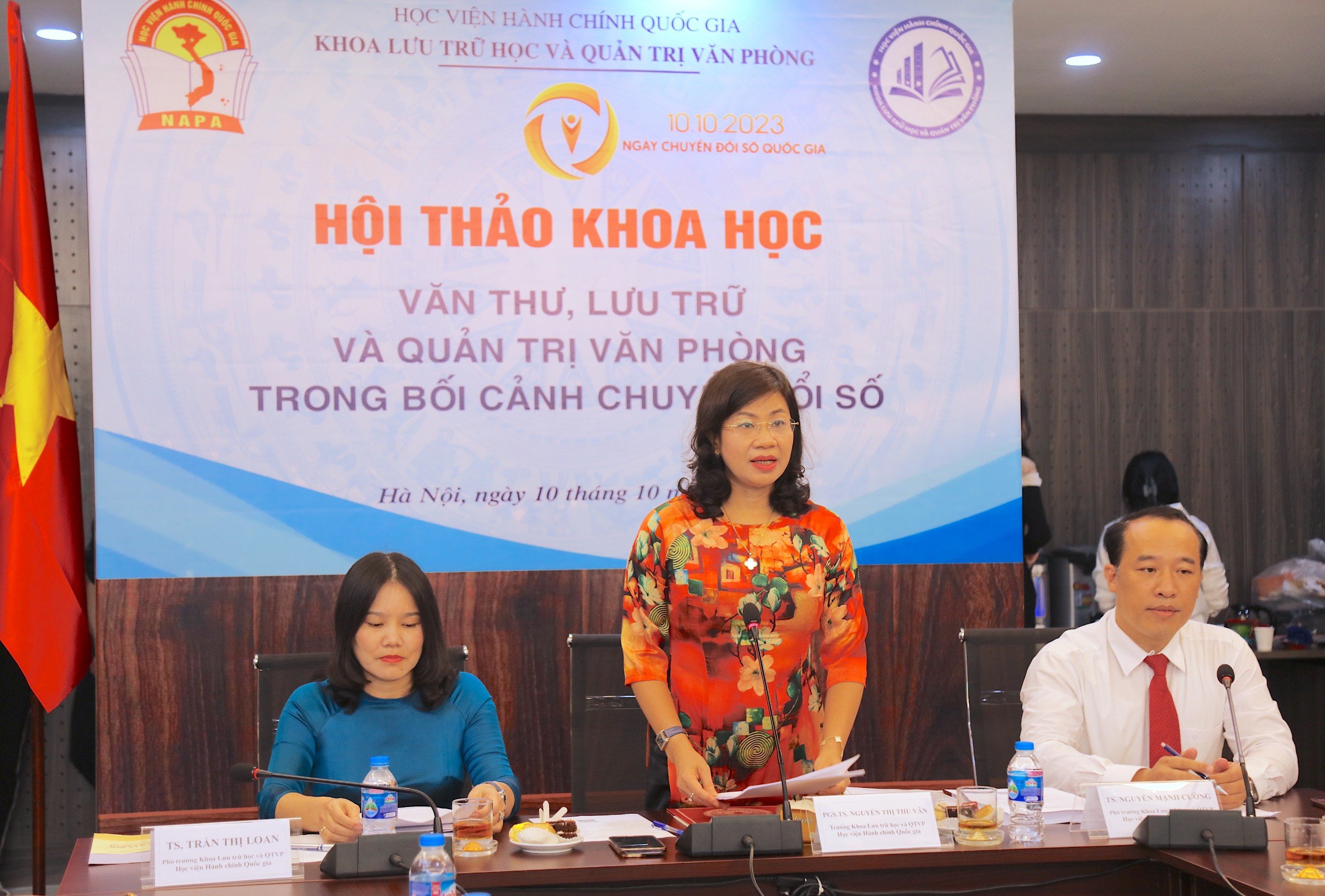 PGS.TS. Nguyễn Thị Thu Vân, Trưởng Khoa Lưu trữ học và Quản trị văn phòng phát biểu khai mạc Hội thảo.