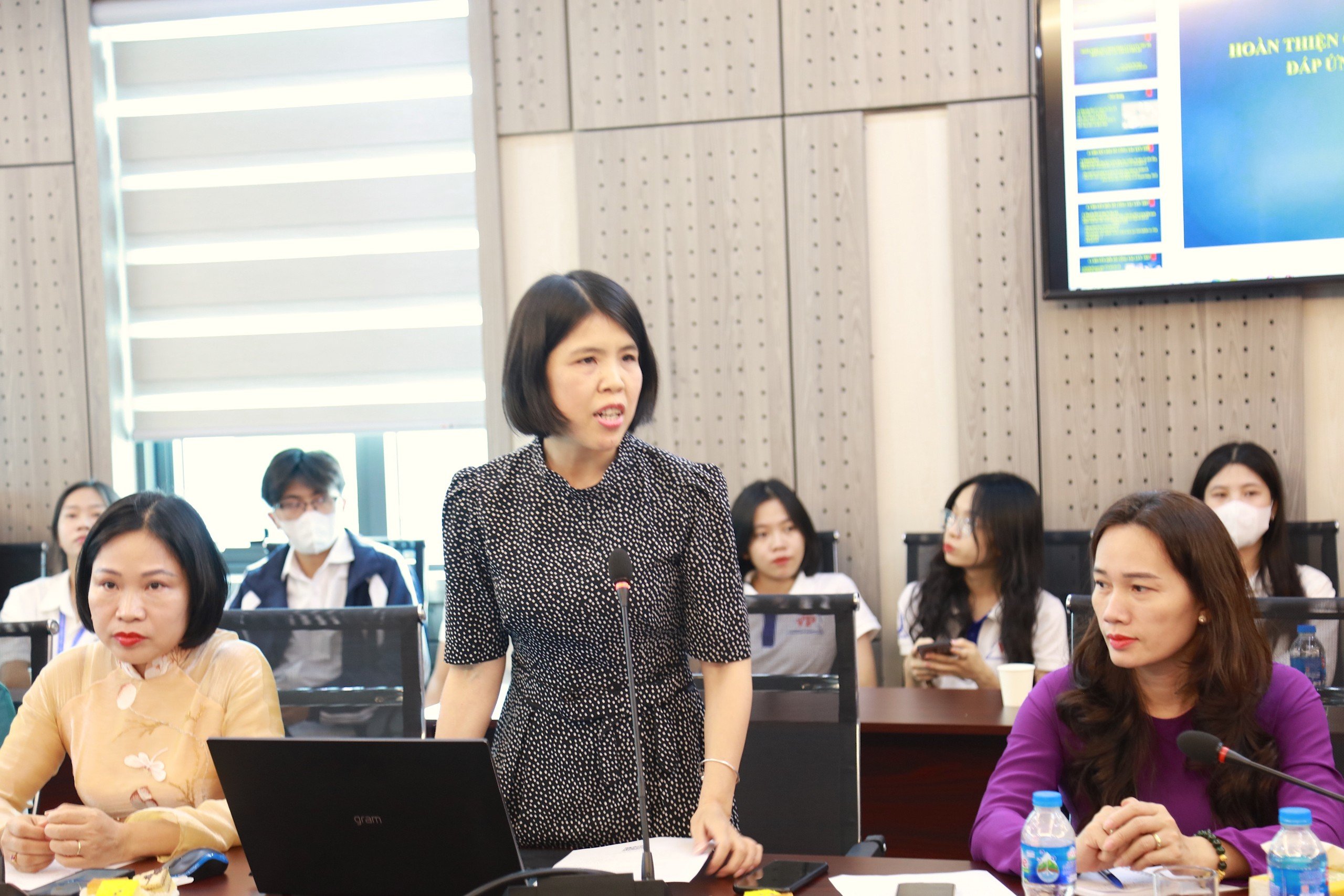 TS. Nguyễn Thị Chinh, Phó Giám đốc Trung tâm Lưu trữ quốc gia tài liệu điện tử, Cục Văn thư và Lưu trữ nhà nước tham luận tại Hội thảo.
