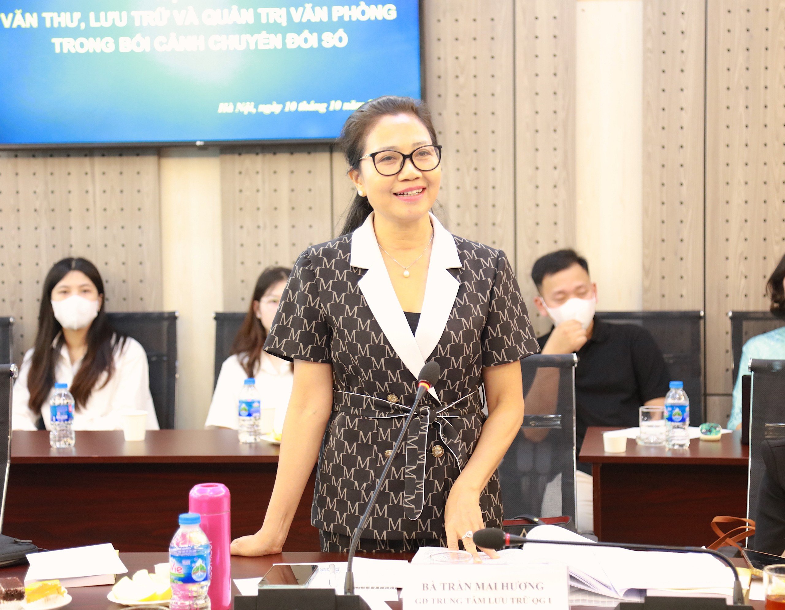 ThS. Trần Thị Mai Hương, Giám đốc Trung tâm Lưu trữ quốc gia I tham luận tại Hội thảo.