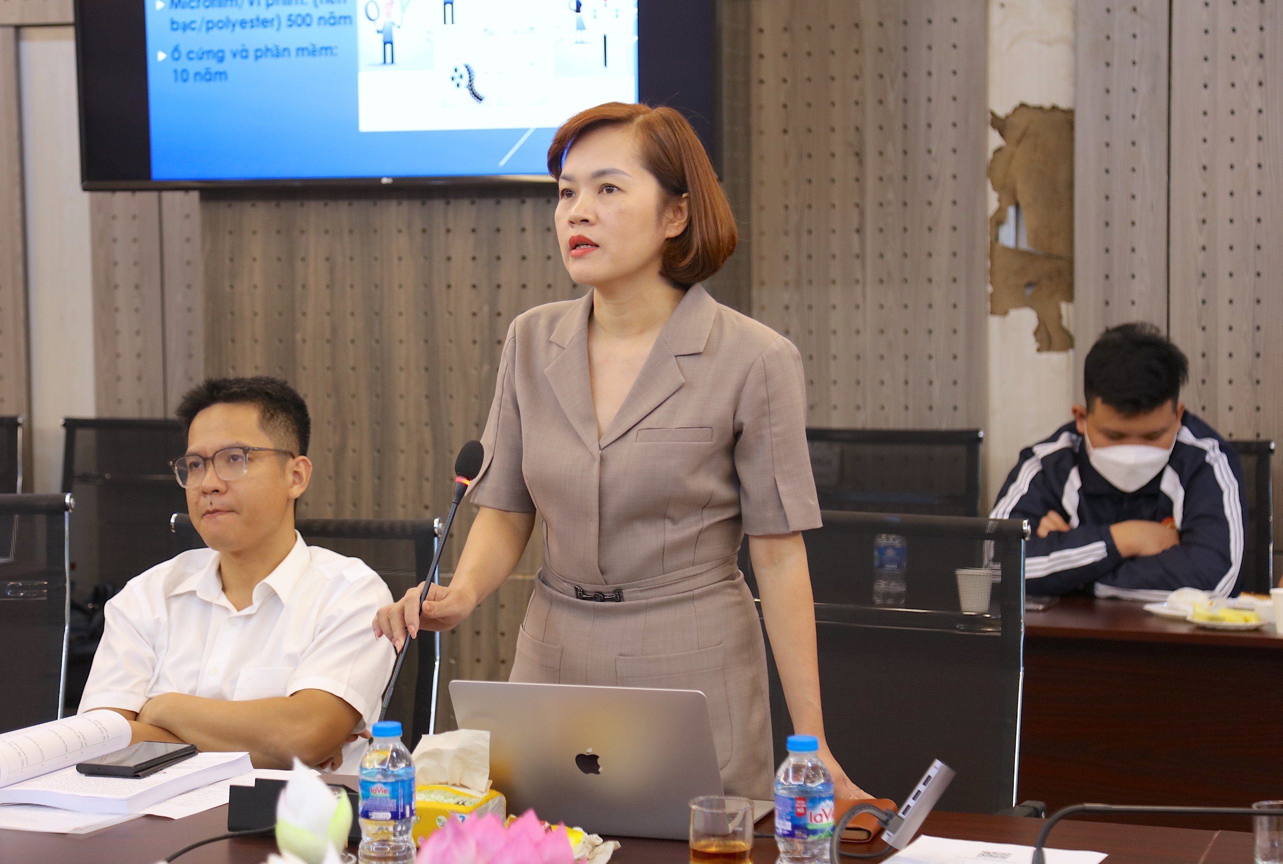 TS. Trần Việt Hoa, Giám đốc Trung tâm Lưu trữ quốc gia III tham luận tại Hội thảo.