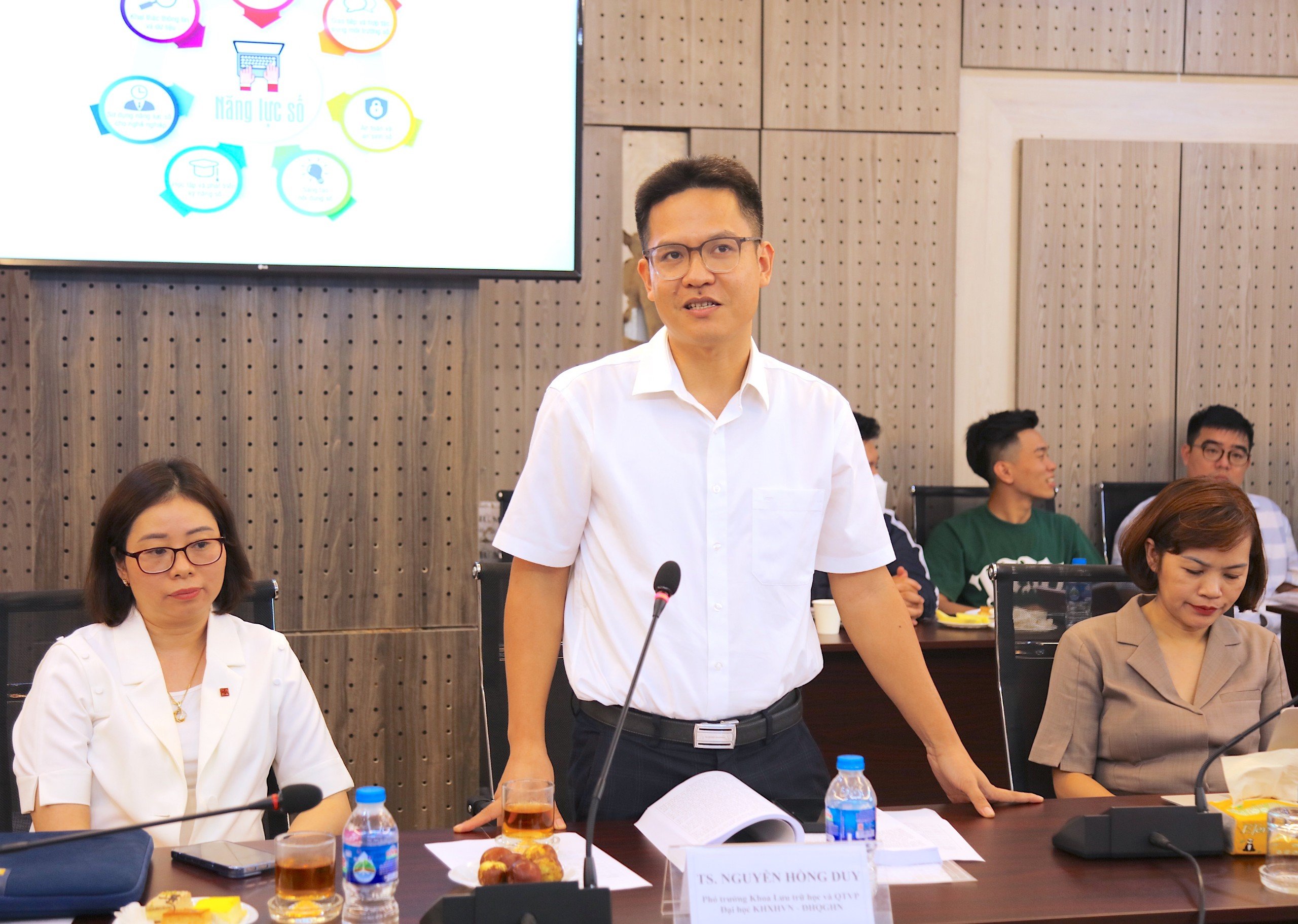 TS. Nguyễn Hồng Duy, Phó trưởng khoa Khoa Lưu trữ học và Quản trị văn phòng, Trường Đại học Khoa học xã hội và Nhân văn tham luận tại Hội thảo.