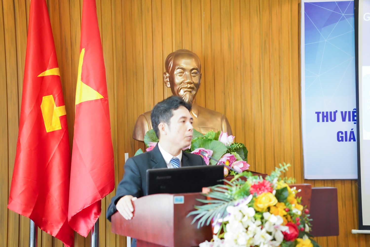 TS. Phạm Quang Quyền, Chủ nhiệm Thư viện, Trung tâm Công nghệ và Thư viện, Học viện Hành chính Quốc gia chia sẻ tại Hội nghị.