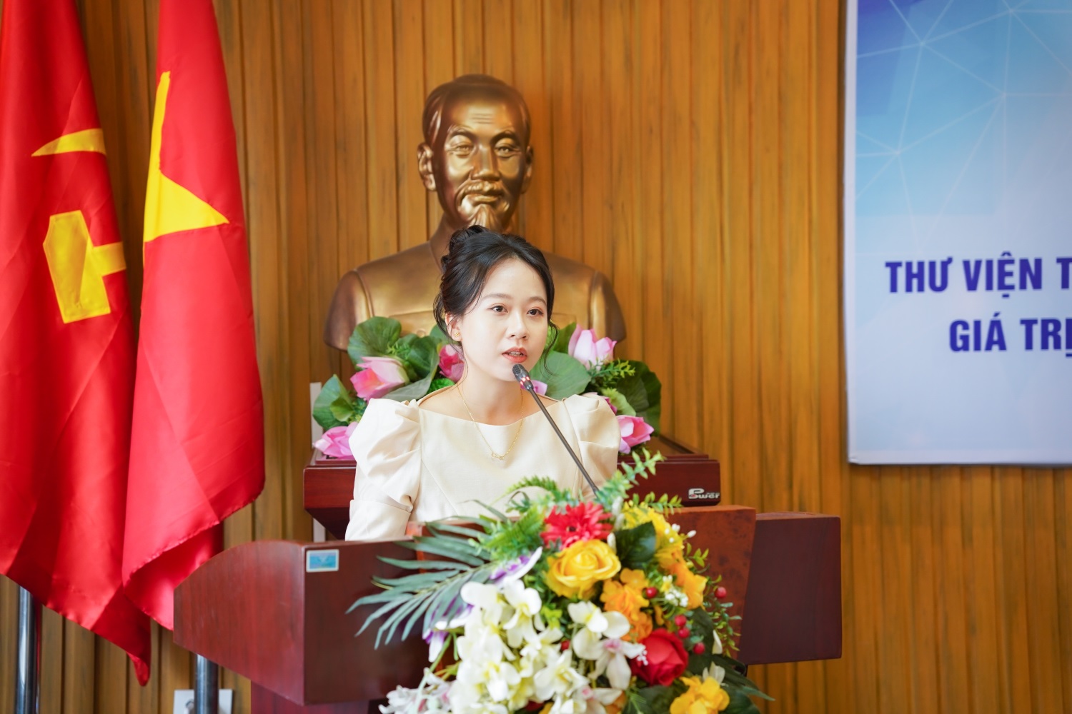 Cựu sinh viên Luật K18 Học viện Hành chính Quốc gia Nguyễn Thị Huyền Trang, hiện đang công tác tại Khoa Kinh tế Tài nguyên và Môi trường (Trường Đại học Tài nguyên và Môi trường Hà Nội) trình bày tham luận (Đề xuất nâng cao văn hóa đọc trong sinh viên) tại Hội nghị.