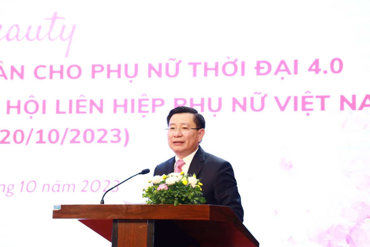 PGS.TS Hoàng Anh Huy, Bí thư Đảng ủy, Hiệu trưởng Nhà trường gửi lời chúc mừng nhân Kỷ niệm ngày Phụ nữ Việt Nam 20/10 tại chương trình.