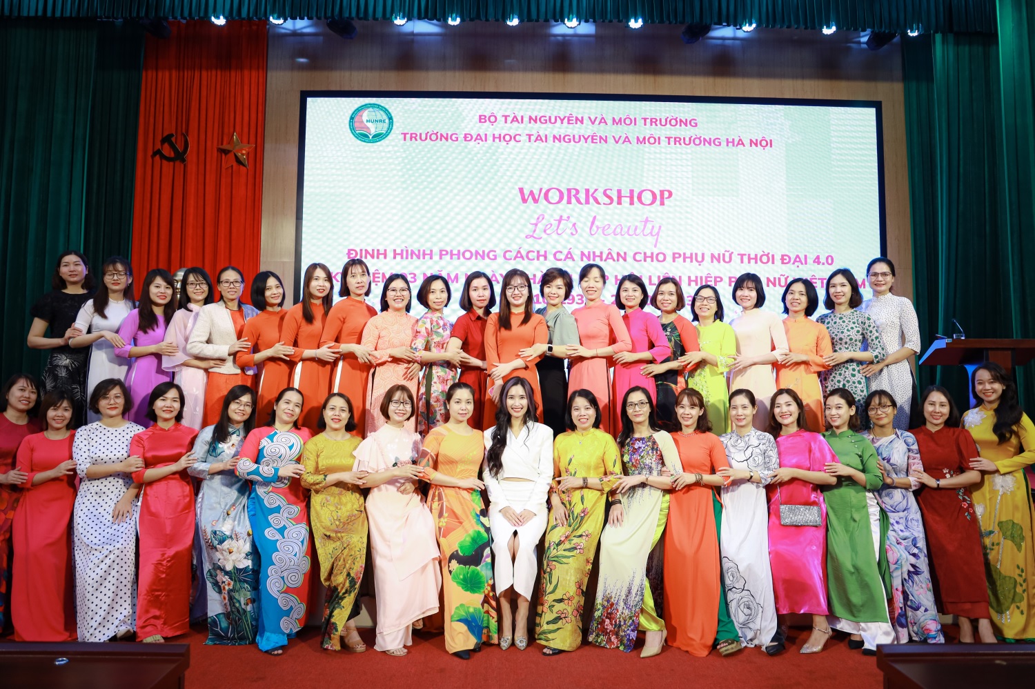 Nữ cán bộ, viên chức, người lao động Trường Đại học Tài nguyên và Môi trường Hà Nội chụp ảnh lưu niệm tại chương trình.