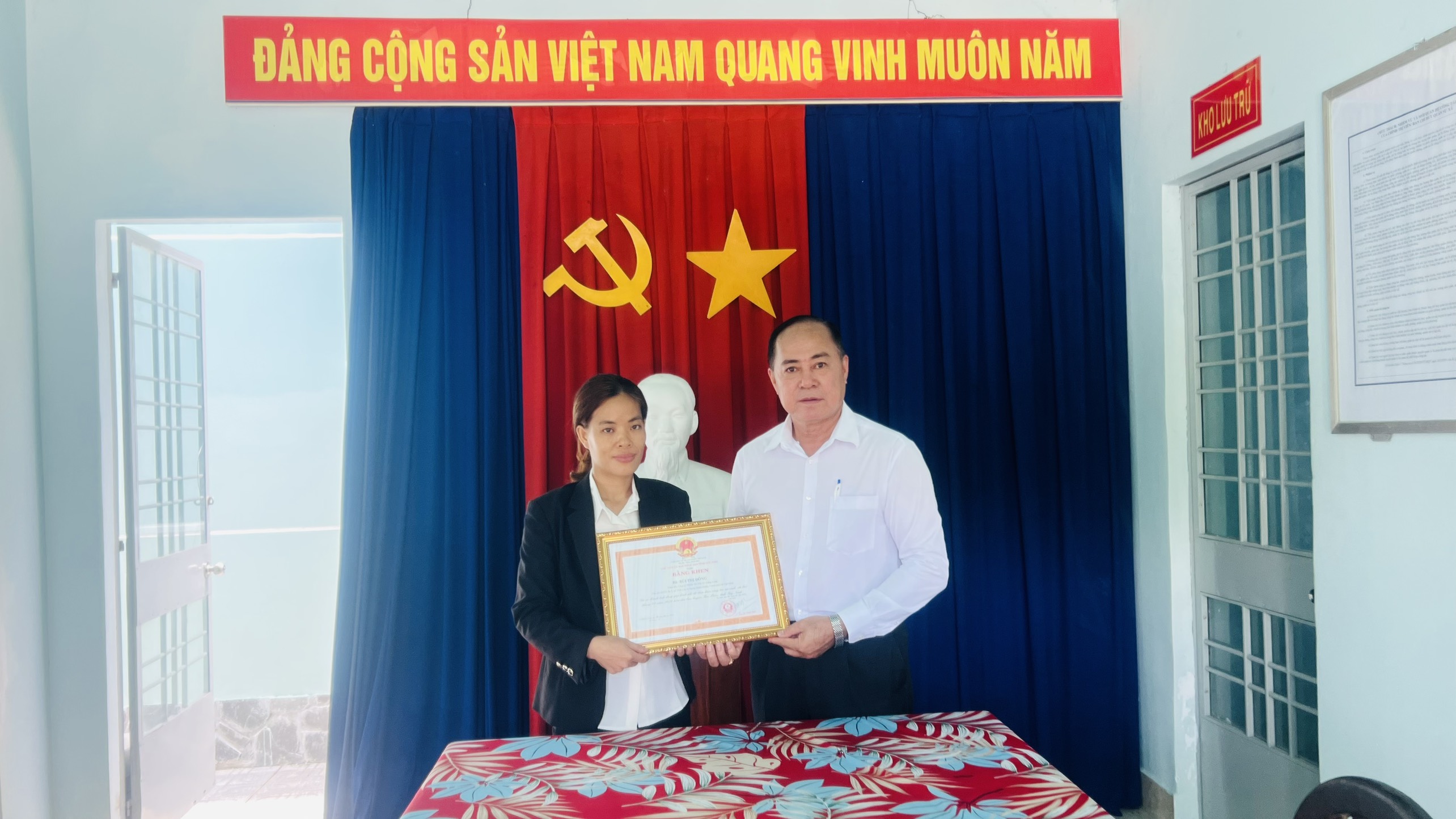 Đại diện tỉnh Tây Ninh trao tặng bằng khen cho bà BÙI THỊ ĐÔNG Giám đốc Công ty TNHH SX TM DV Đông Long vì đã đóng góp trong công tác giảm nghèo tại tỉnh