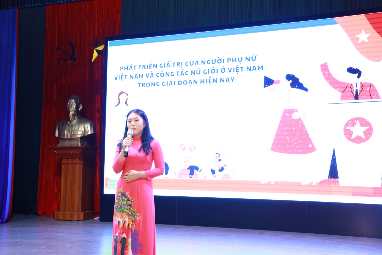 Sinh viên Lê Khánh Huyền, lớp Xây dựng Đảng 22B tự hào khi được nói về chủ đề “Phát triển giá trị của người Phụ nữ Việt Nam và công tác nữ giới ở Việt Nam trong giai đoạn hiện nay” trong phần thi hùng biện tại Chương trình.