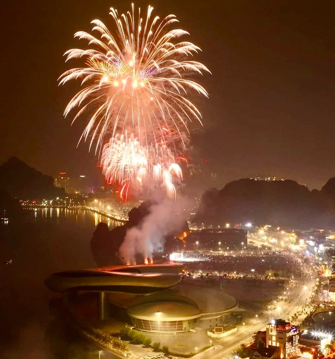 Chương trình Lễ Kỷ niệm 60 năm Ngày thành lập tỉnh Quảng Ninh khép lại bằng màn bắn pháo hoa tầm cao đặc sắc, rực rỡ sắc màu với thời lượng 15 phút trên biển cách khu vực sân khấu khoảng 300m.
