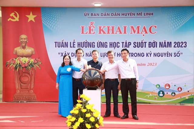 Phó Chủ tịch UBND huyện Mê Linh Lê Văn Khương và các đại biểu bấm nút khai mạc Tuần lễ.