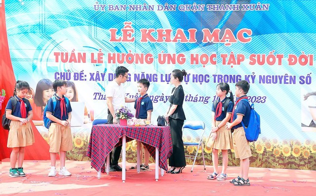 Giáo viên, học sinh quận Thanh Xuân biểu diễn tiểu phẩm.