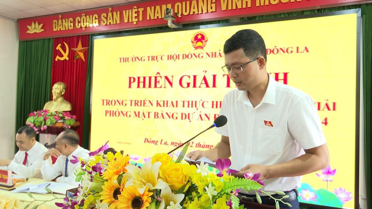 Đồng chí Nguyễn Quang Sáng – Trưởng ban Pháp chế HĐND xã Đông La báo cáo kết quả tiến độ triển khai công tác GPMB đường vành đai 4 trên địa bàn xã