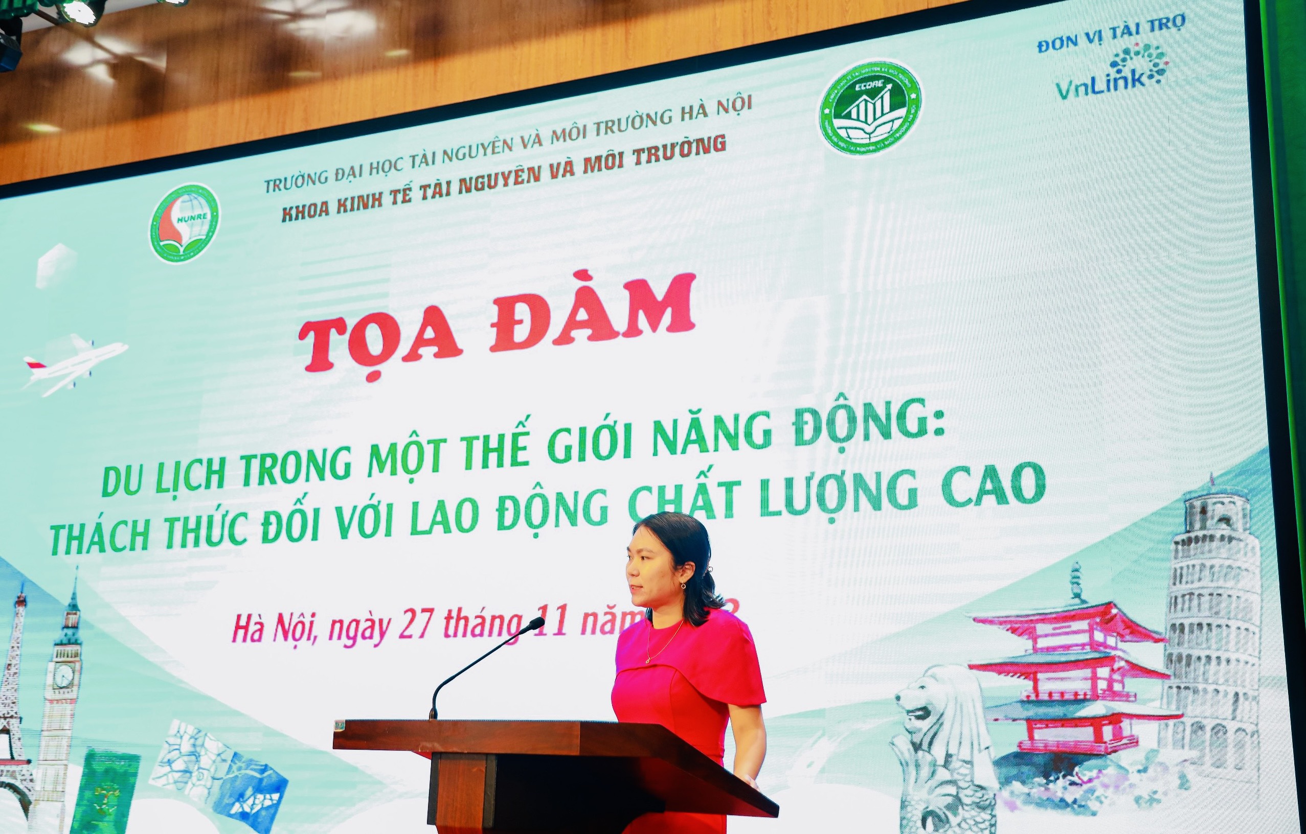 ThS. Nguyễn Thị Thanh Mai, Phó Trưởng khoa Khoa Kinh tế Tài nguyên và Môi trường phát biểu tại Tọa đàm.