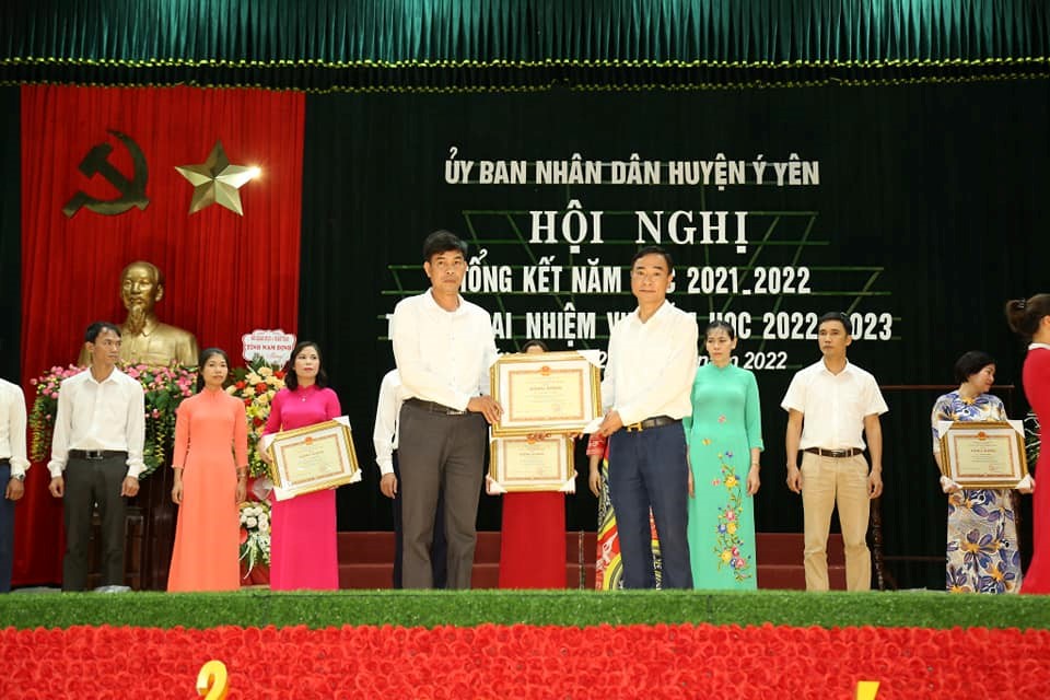 Trường nhận bằng khen về công tác giáo dục và đào tạo từ Chủ tịch UBND tỉnh Nam Định. Ảnh: Nhà trường cung cấp.