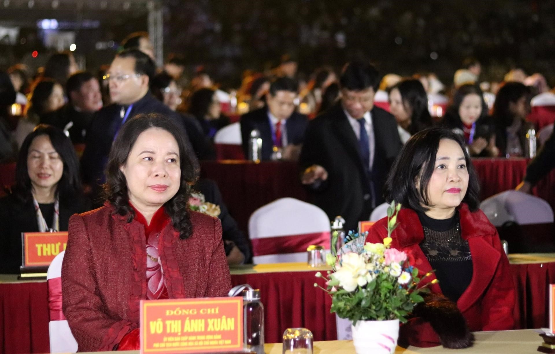 Phó Chủ tịch nước Võ Thị Ánh Xuân (bên trái) tham dự buổi lễ.