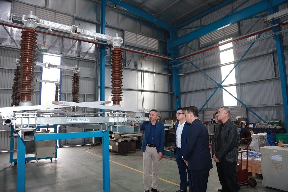 Ông Trần Tiến Nam cùng đại diện các bộ phận Công ty Dịch vụ Điện lực miền Bắc thăm quan sản phẩm Cầu dao cách ly 110kV của Công ty Cổ phần Vina Electric sản xuất.