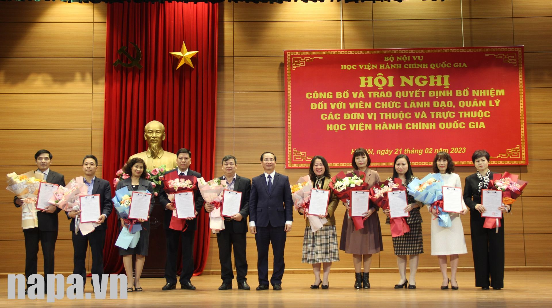 PGS.TS. Nguyễn Bá Chiến trao quyết định và tặng hoa chúc mừng các viên chức được bổ nhiệm.