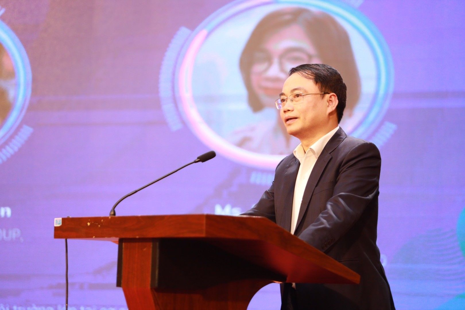 TS. Hoàng Đình Hương - Phó trưởng khoa Kinh tế Tài nguyên và Môi trường khai mạc buổi tọa đàm.