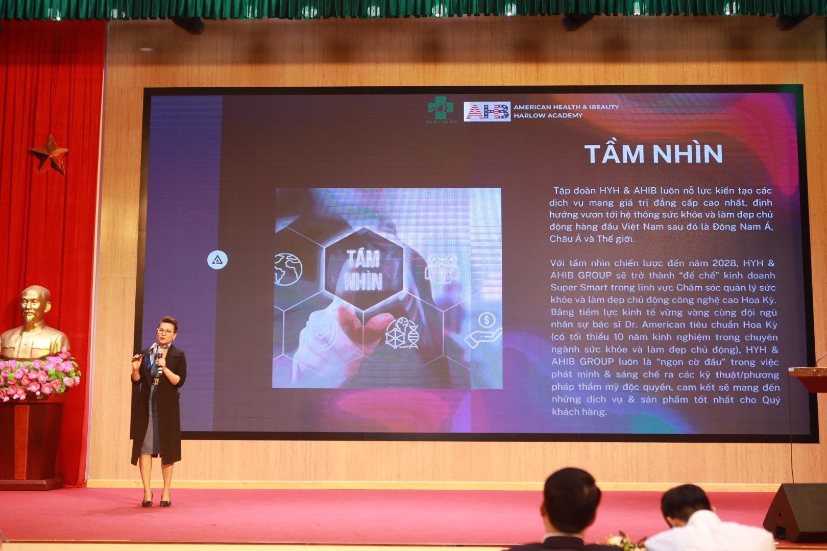 Bà Phạm Huệ Đan- Giám đốc truyền thông và đối ngoại –Tập đoàn HYH & AHIB Group trao đổi tại buổi Tọa đàm
