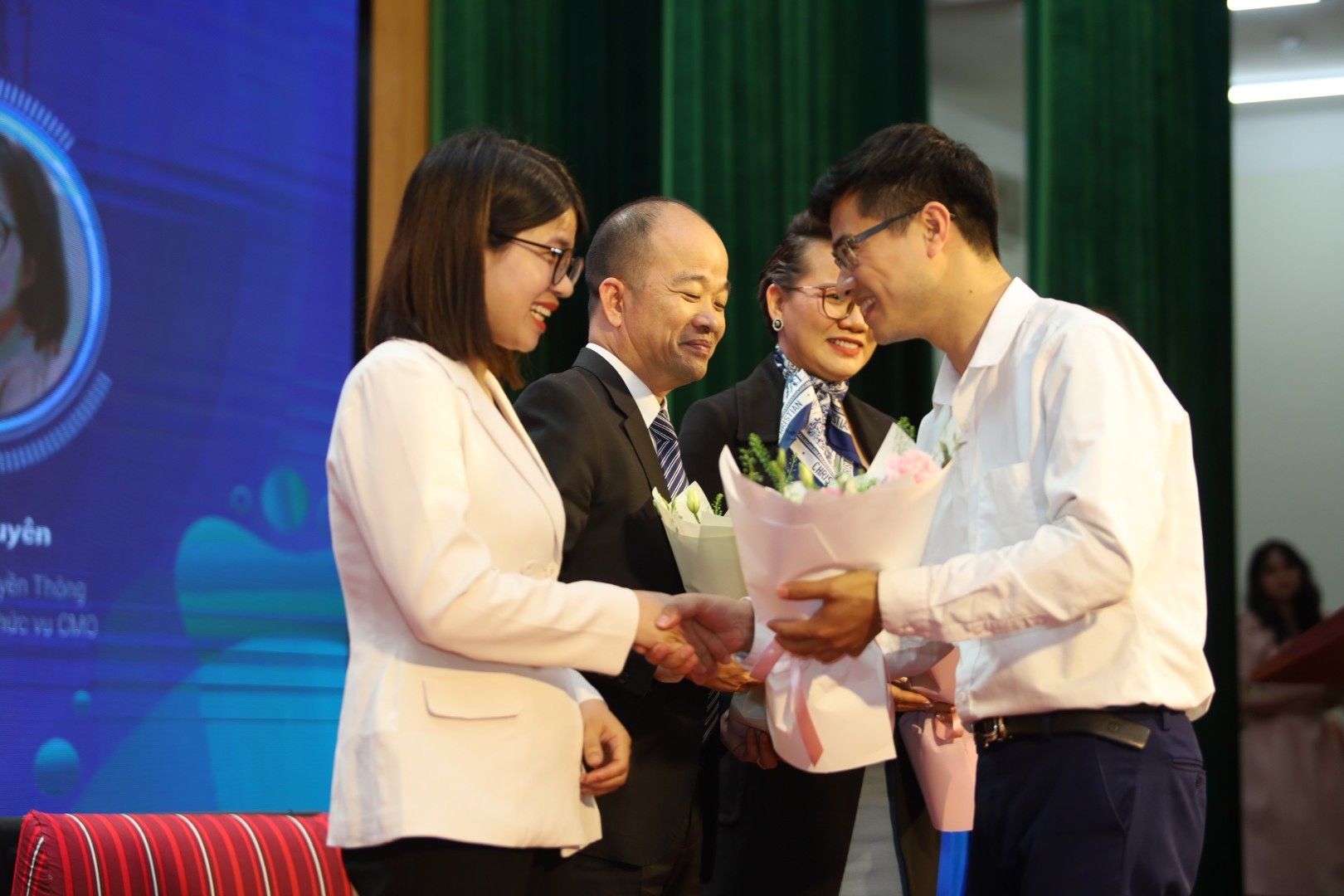 TS. Nguyễn Minh Tuấn - Phó Trưởng Bộ môn phụ trách ngành Marketing, trao hoa và quà cảm ơn tới các vị khách mời