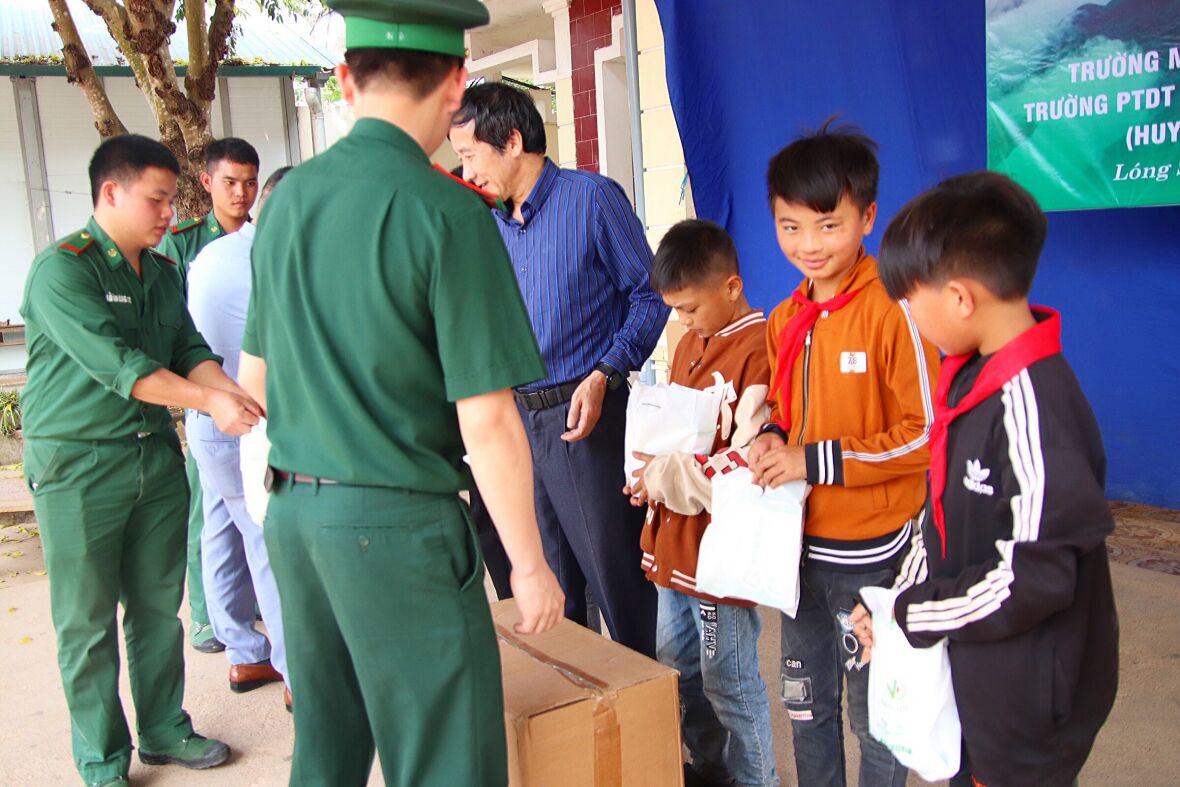 Dược Mỹ Phẩm Nam Dương trao tặng 700 suất quà cho các em nhỏ vùng biên giới