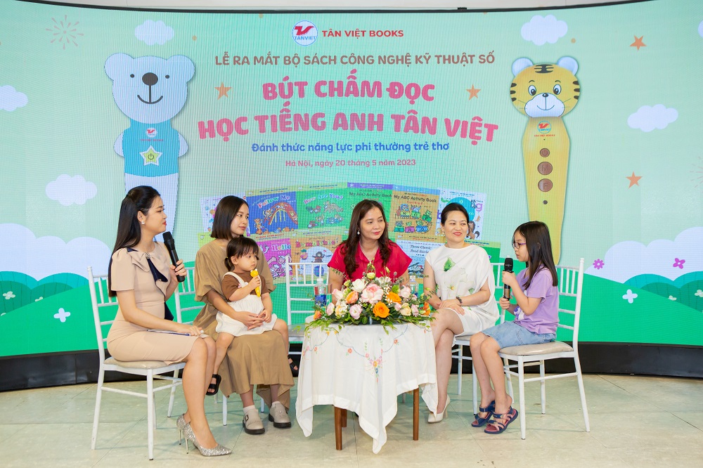 Các diễn giả giao lưu (Từ trái sang): MC chương trình, mẹ con "Em bé nói tiếng Anh", CEO Kim Thoa (Tân Việt Books), mẹ con bé Su giao lưu tại sự kiện.