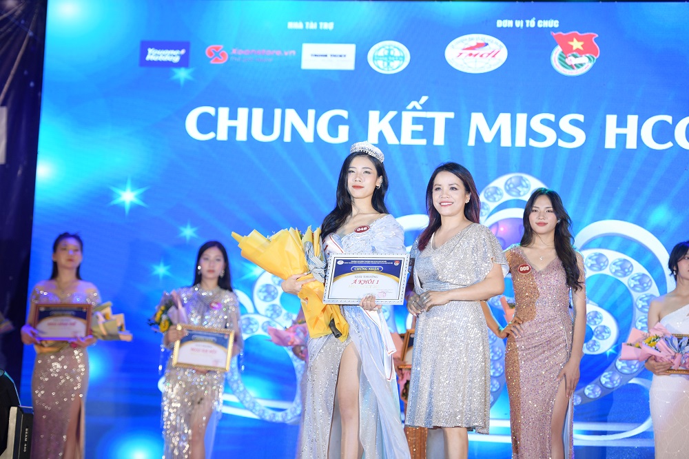 ThS Nguyễn Thị Hồng Hoa, Phó Bí thư Đảng uỷ, Phó Hiệu trưởng HCCT trao giải Á khôi 1 cho nữ sinh Phạm Thị Kim Ngân