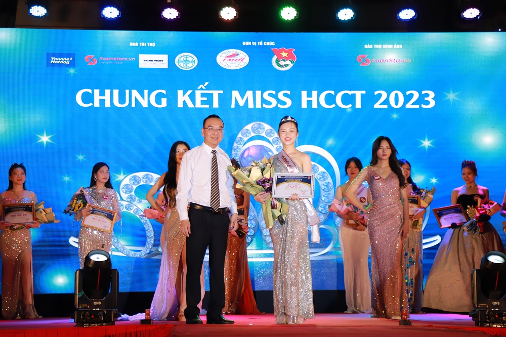 ThS. Nguyễn Hiếu, Phó Hiệu trưởng HCCT trao giải Á khôi 2 cho nữ sinh Nguyễn Thị Thanh