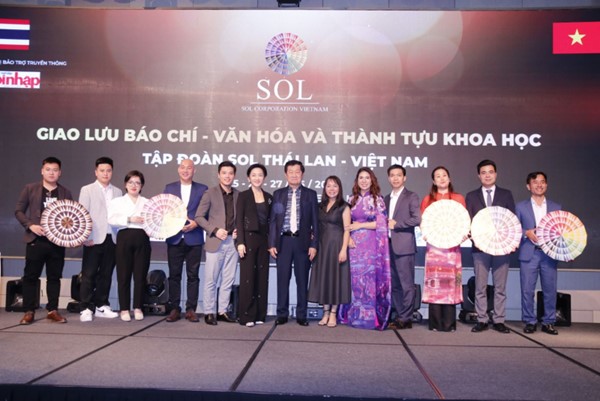 Tiến Sĩ Pichait Palanugool và bà Khun Tip chứng kiến bà Tracy Bùi trao 6 logo độc quyền cho 6 thương hiệu Sol tại Việt Nam.