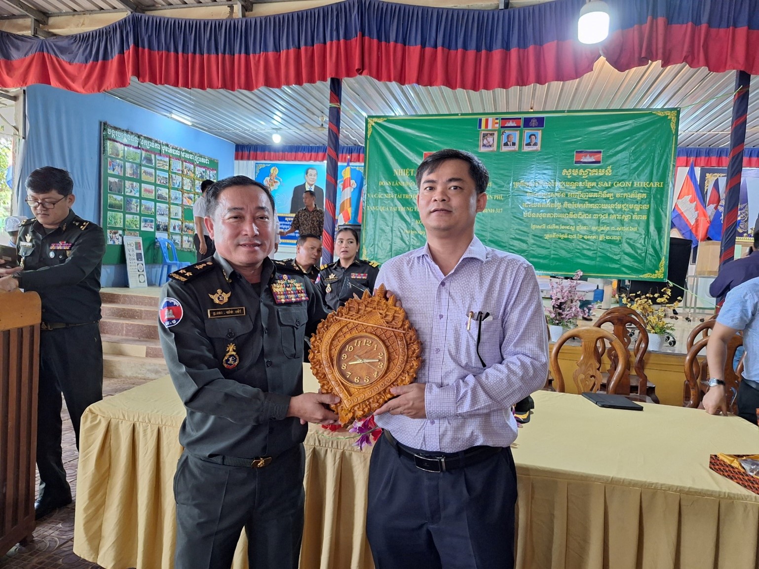 Trung tướng Yong Mao trao quà lưu niệm cho bs CKII Huỳnh Tấn Phong đại diện đòan y bác sĩ Trung Tâm Mắt Sài Gòn Hikari đã khám và mổ mắt từ thiện cho người dân