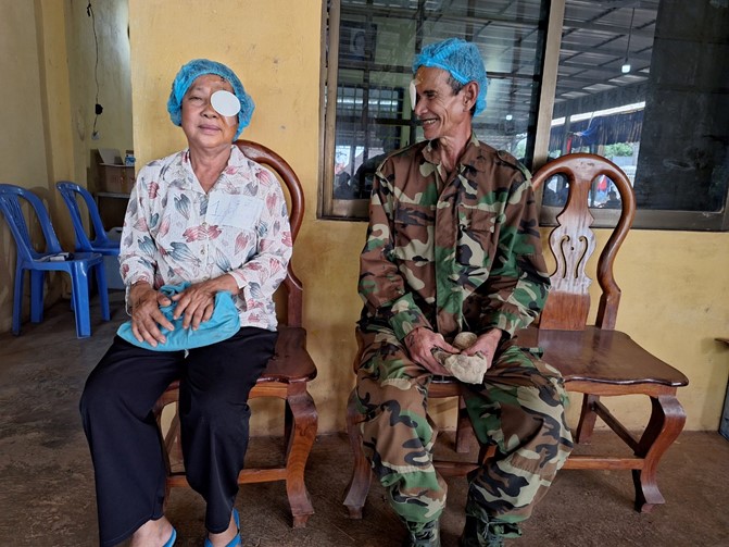 Hình ảnh người dân Campuchia vô cùng hạnh phúc sau khi được phẫu thuật phaco