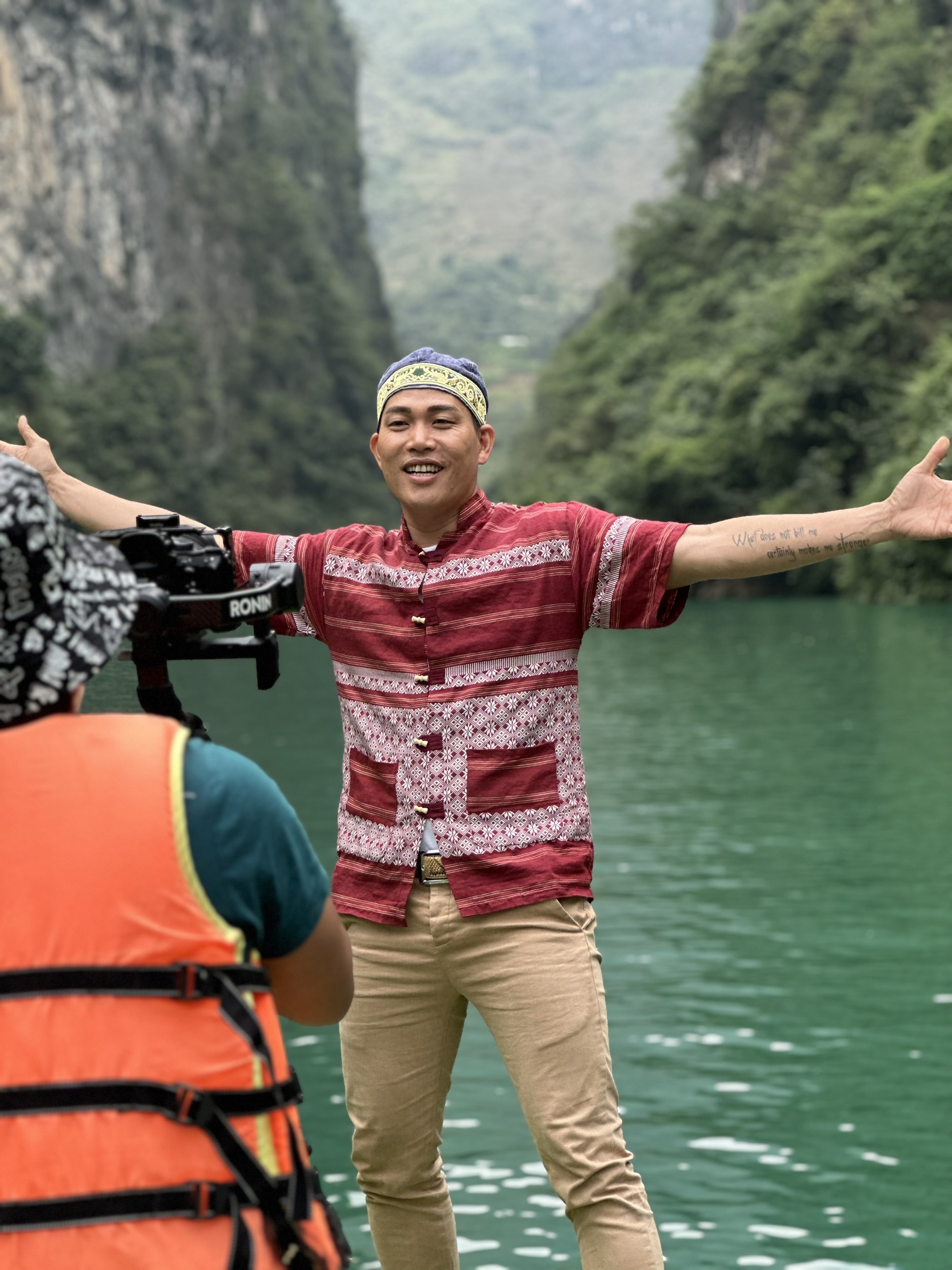 Ca sĩ Quách Beem chụp ảnh quảng bá du lịch tại Hà Giang